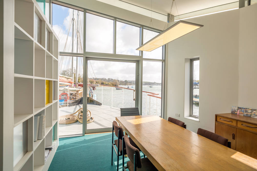 Floating Office on a 1941 WWII Ferro Cement Barge, Märraum Märraum مساحات تجارية شركات