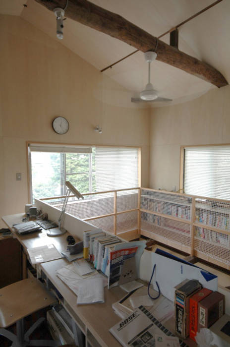 書斎と吹き抜け、ライブラリー 大庭建築設計事務所 モダンデザインの 多目的室
