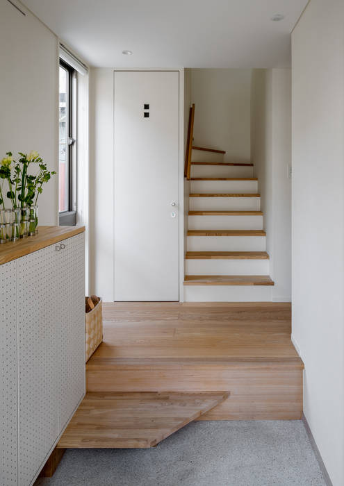 トンガリの家, 株式会社リオタデザイン 株式会社リオタデザイン Modern corridor, hallway & stairs