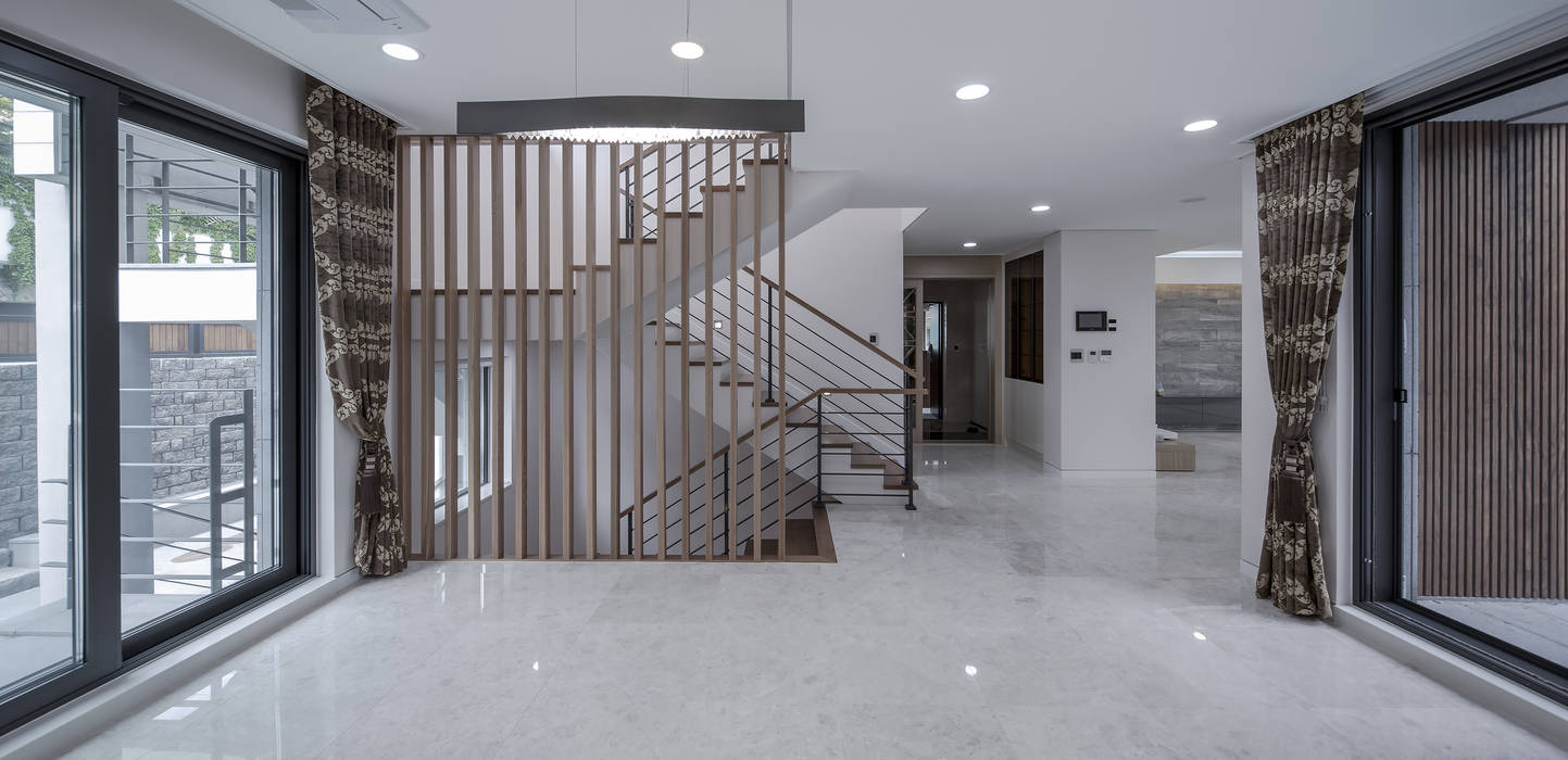 homify Pasillos, vestíbulos y escaleras de estilo moderno