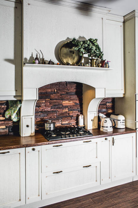 Элементы мебели и декоративная отделка из массива в загородном доме, Very'Wood Very'Wood Кухня в классическом стиле