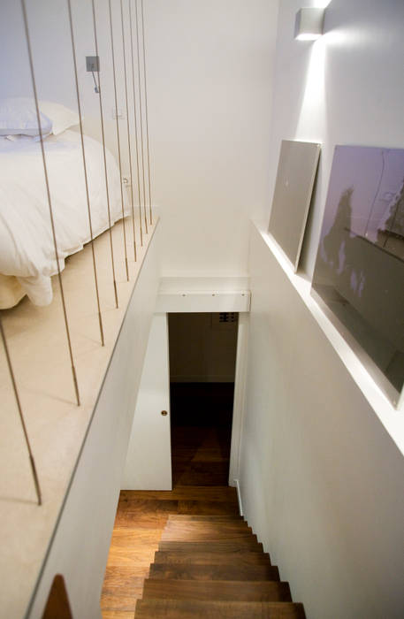 Appartement familial atypique : réaménagement de chambres de services-Paris-16e , ATELIER FB ATELIER FB Couloir, entrée, escaliers modernes