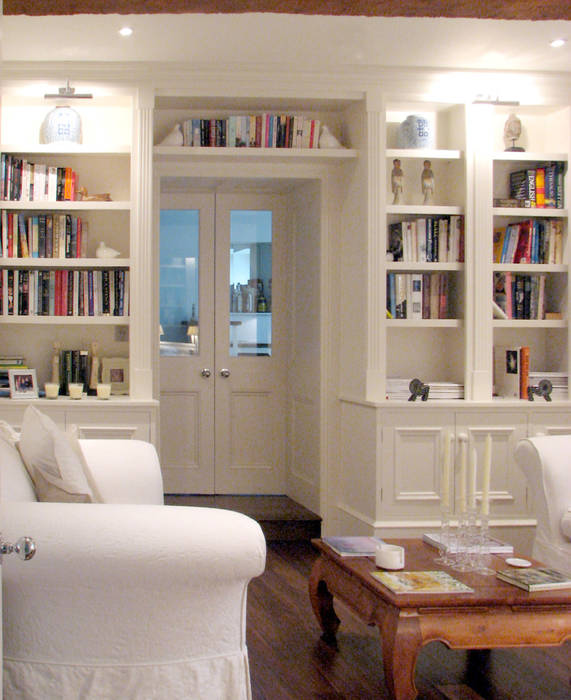 Bookcases over doorway INGLISH DESIGN ห้องนั่งเล่น ตู้เก็บของและชั้นเก็บของ