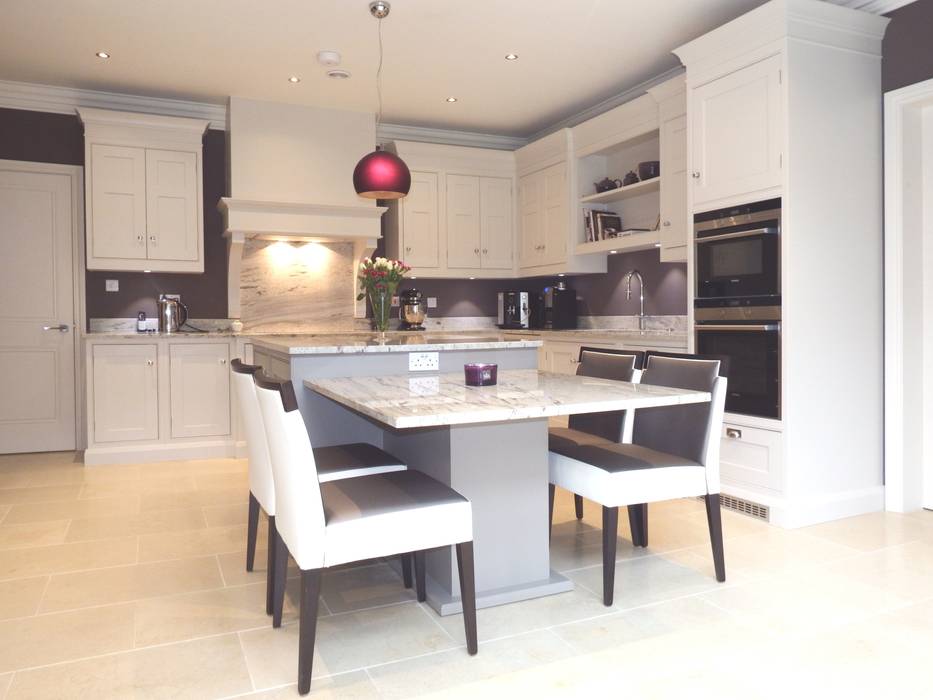 Kitchens made in Harrogate by Inglish Design INGLISH DESIGN Dapur Klasik Cabinets & shelves