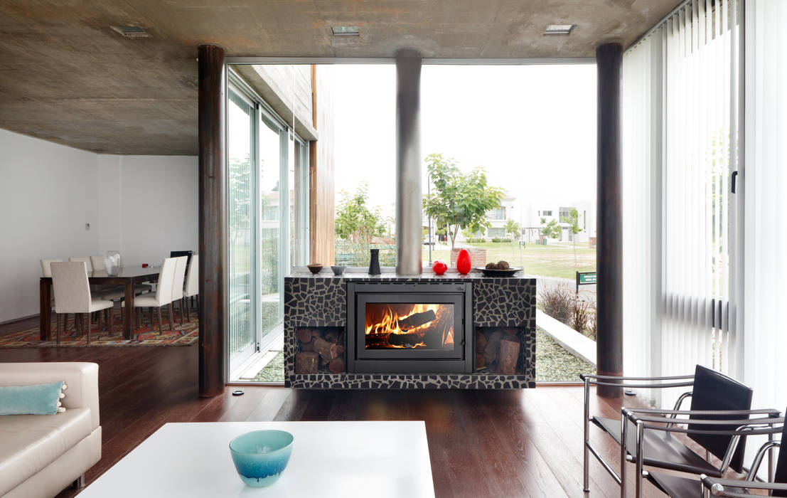 Hogares insertables Nuke, Ñuke Ñuke Salones de estilo moderno Chimeneas y accesorios