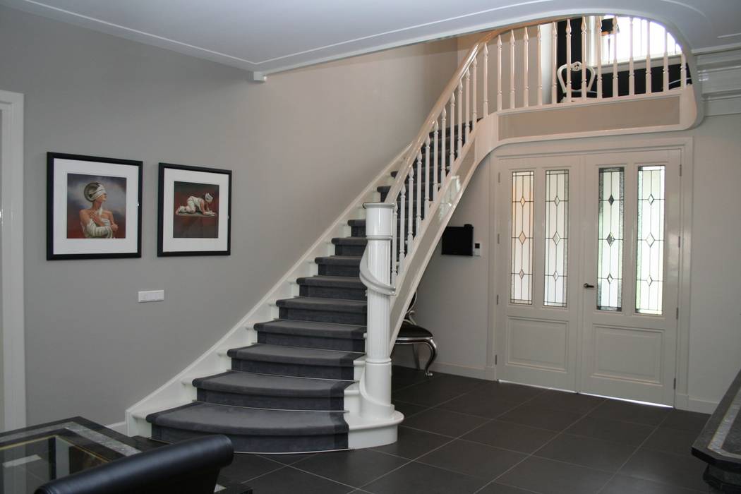 Mooie klassieke wit gelakte Allstairs trappen Allstairs Trappenshowroom Gang, hal & trappenhuisTrappen