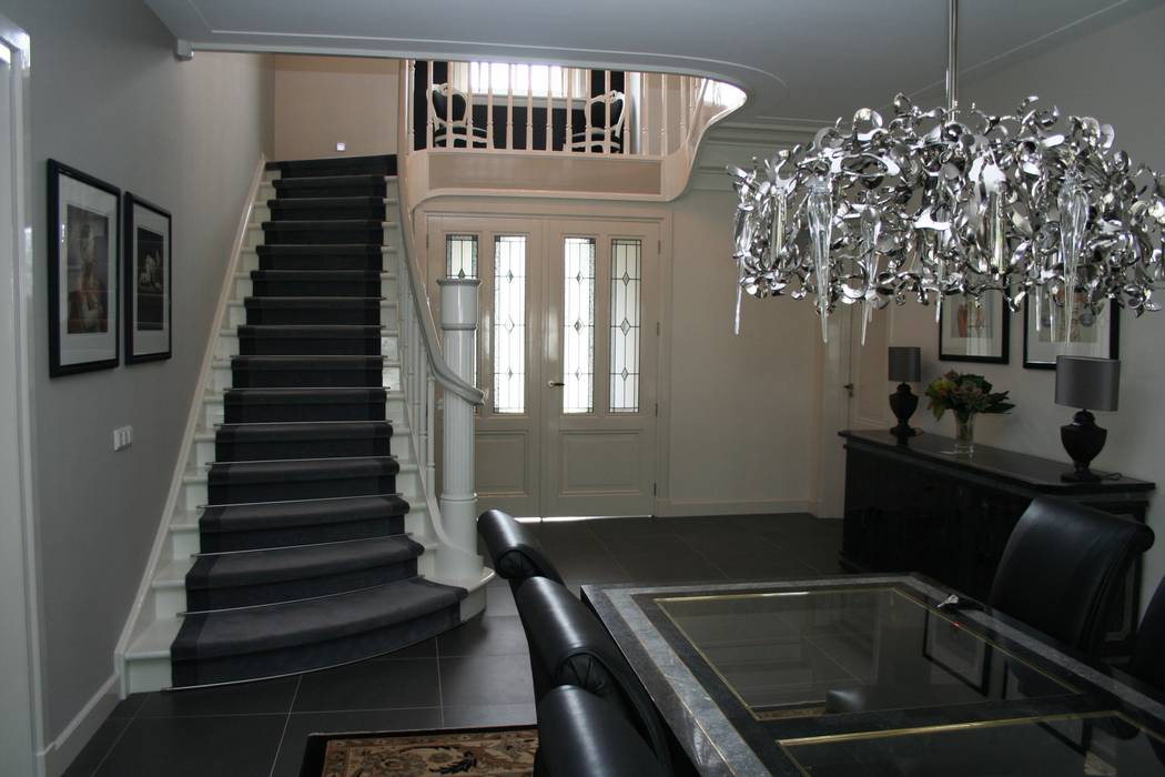 Mooie klassieke wit gelakte Allstairs trappen Allstairs Trappenshowroom Gang, hal & trappenhuisTrappen