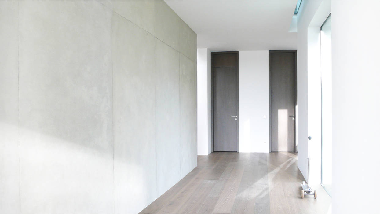 raumhohe Türen form A architekten Minimalistischer Flur, Diele & Treppenhaus