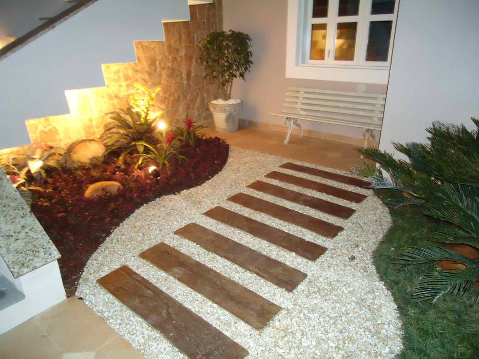 Residência Nádia & Pedro - Área externa, Kátia Borges - arquitetura+interiores Kátia Borges - arquitetura+interiores Eclectic style corridor, hallway & stairs