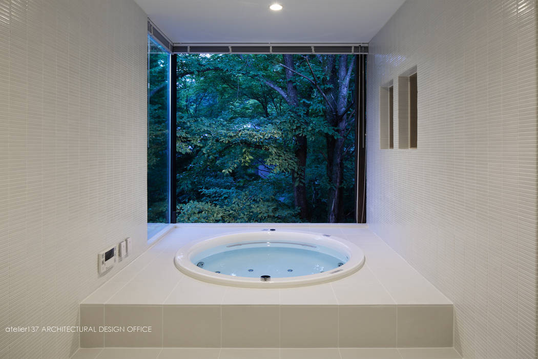 浴室夕景～035カルイザワハウス atelier137 ARCHITECTURAL DESIGN OFFICE モダンスタイルの お風呂 タイル 浴室,露天風呂,眺望