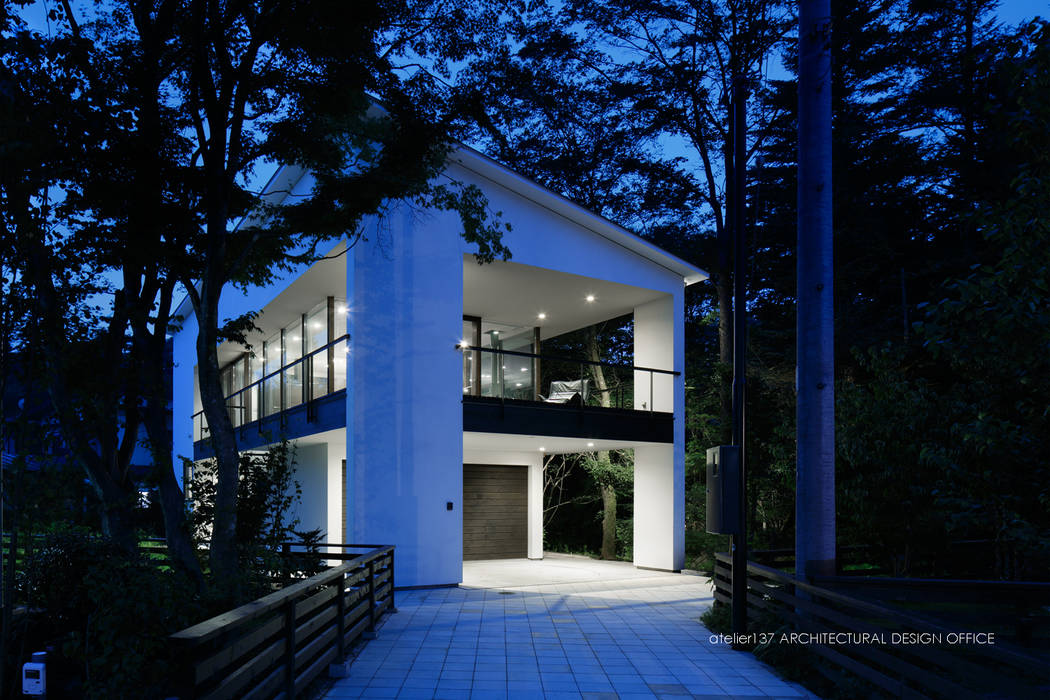 外観夕景～035カルイザワハウス atelier137 ARCHITECTURAL DESIGN OFFICE モダンな 家