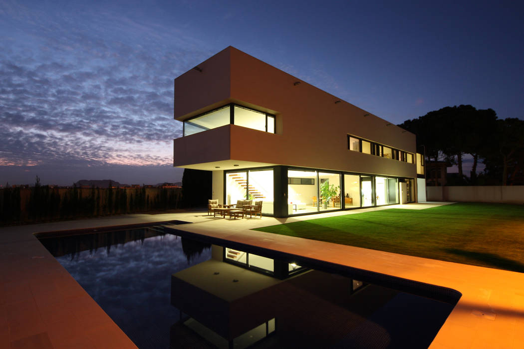 Exterior atardecer GOELIN ARQUITECTOS Casas de estilo moderno Cielo,Edificio,Tiempo de día,Propiedad,Naturaleza,Agua,Nube,Ventana,Árbol,Arquitectura