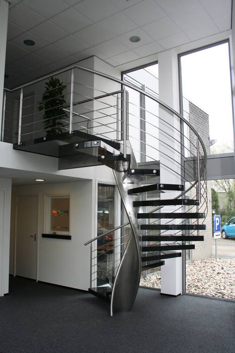 Natuurstenen RVS spiraaltrap met vrijdragende natuursteen treden, Allstairs Trappenshowroom Allstairs Trappenshowroom Escaleras Escaleras