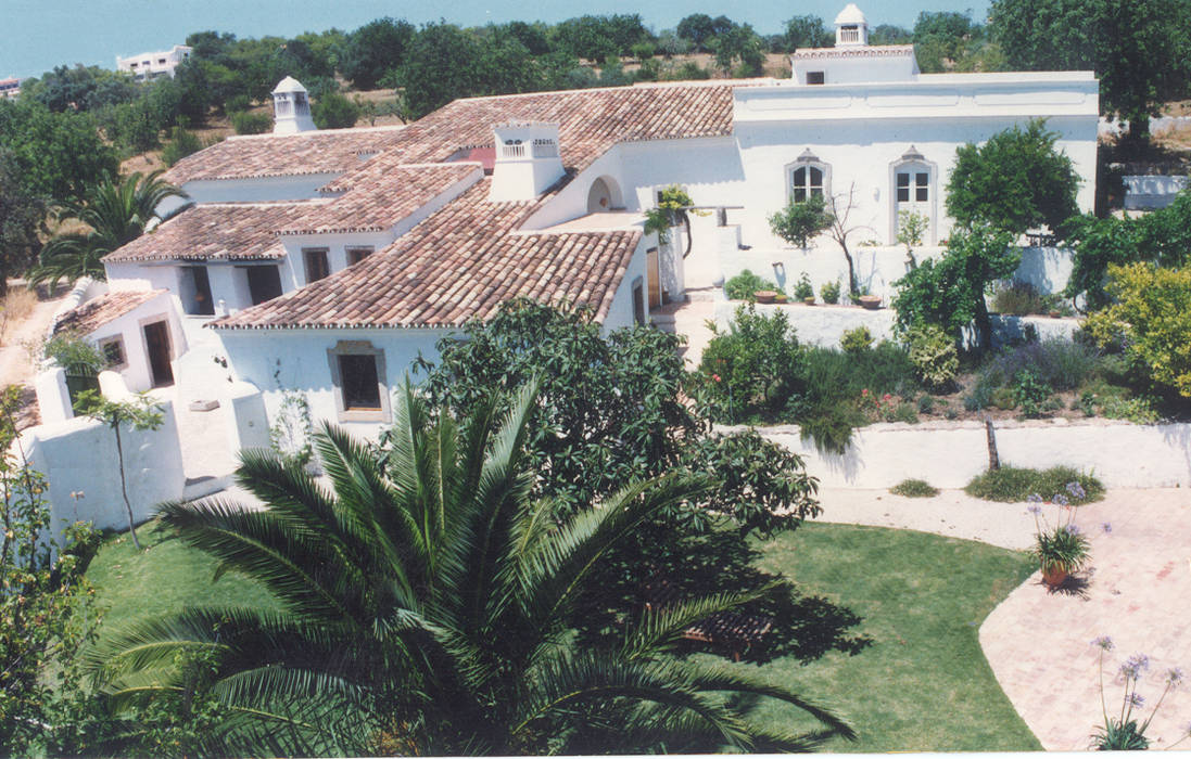 Blick auf Teilbereich der Dachlandschaft v. Bismarck Architekt Mediterrane Häuser