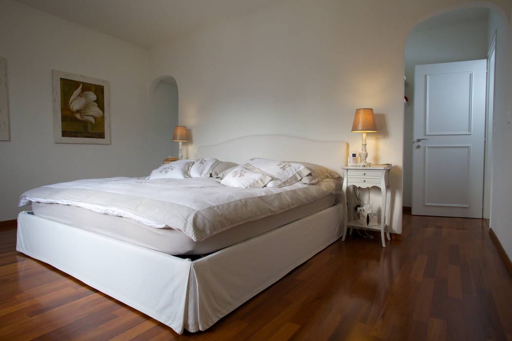 Splendida vista sul lago di Lugano, DF Design DF Design Спальня в средиземноморском стиле