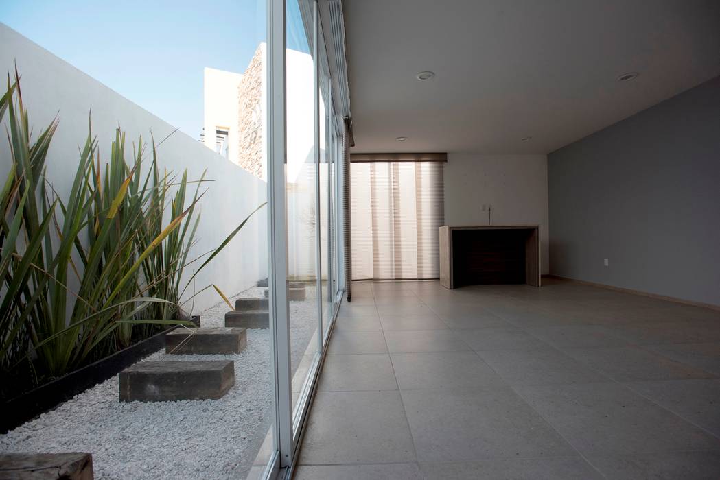 Casa Pitahayas 62, Zibatá, El Marqués, Querétaro, JF ARQUITECTOS JF ARQUITECTOS Minimalistische Esszimmer Beleuchtungen