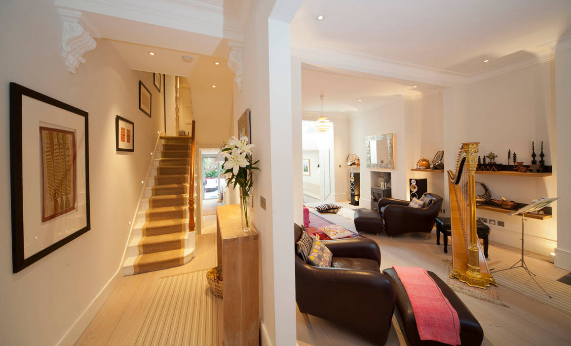 Hallway and Living room Gullaksen Architects Ausgefallener Flur, Diele & Treppenhaus