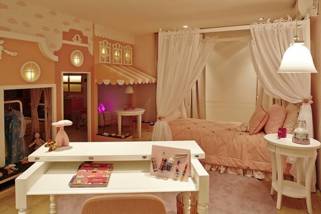 Casa de bonecas dentro do quarto da menina. Lovisaro Arquitetura e Design Quarto infantil moderno