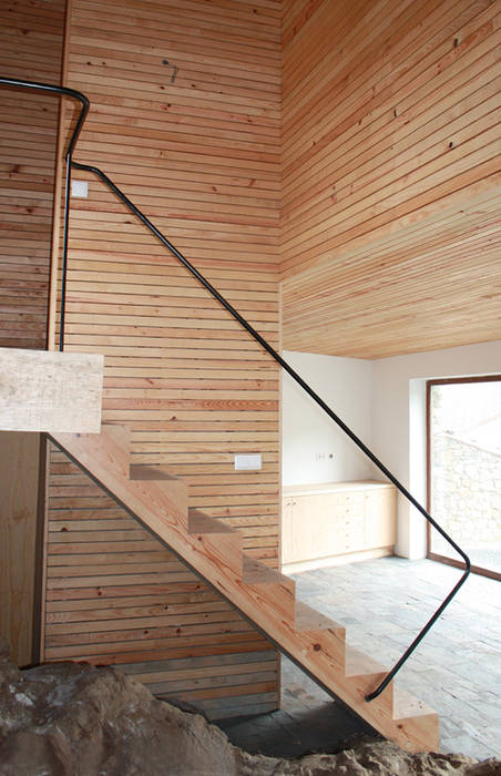 Vista da escada, cozinha e volume suspenso dos quartos Atelier do Corvo Corredores, halls e escadas modernos