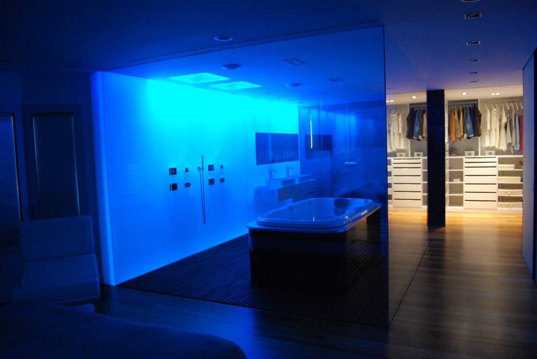 Zona dormitorio principal con baño con cromoterapia Duart-Vila Arquitectes S.L.P. Baños de estilo moderno