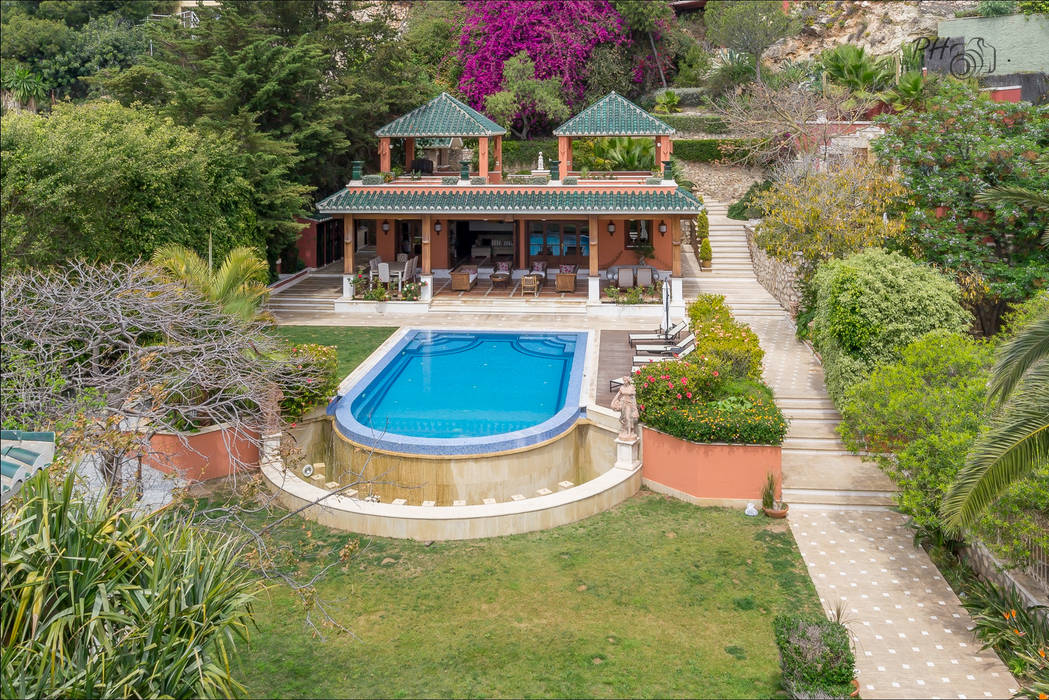 Jardin / piscina / Pabellón (vista desde el solarium de la casa principal) Per Hansen Spa de estilo tropical