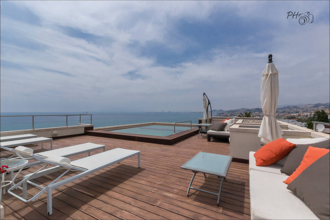 Villa de lujo en Málaga con toques tropicales, Per Hansen Per Hansen Varandas, alpendres e terraços tropicais