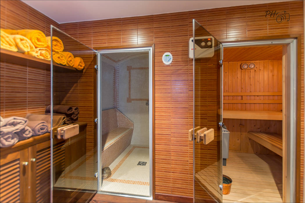 Baño turco y sauna en el solarium Per Hansen Spa de estilo tropical