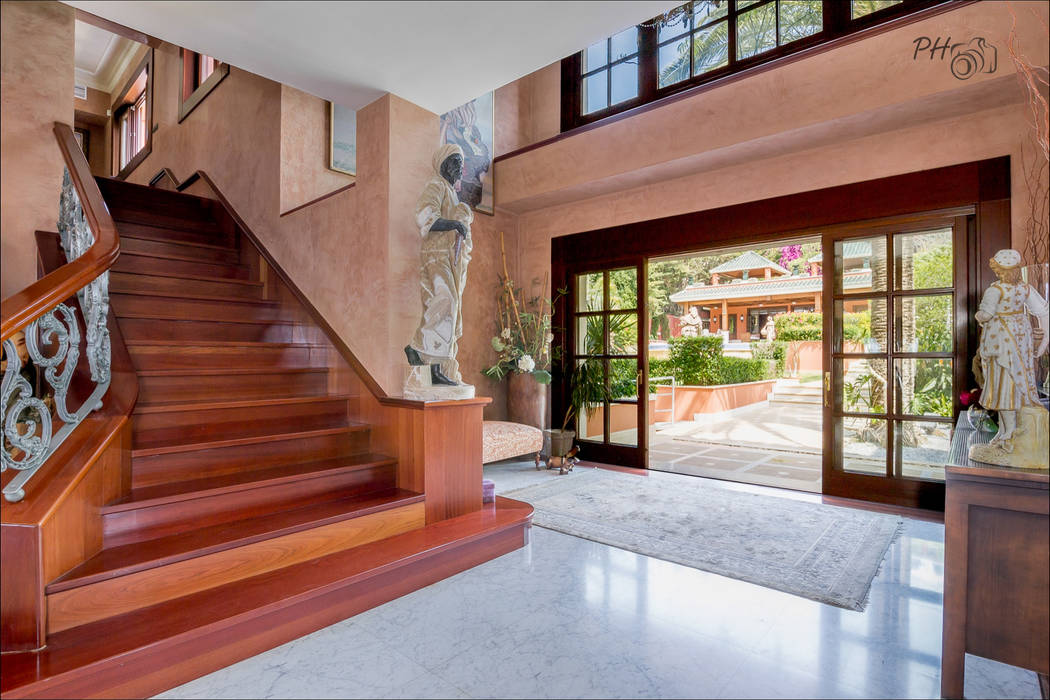 Villa de lujo en Málaga con toques tropicales, Per Hansen Per Hansen Modern Corridor, Hallway and Staircase