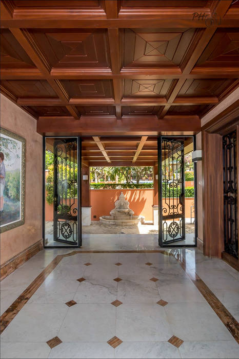 Villa de lujo en Málaga con toques tropicales, Per Hansen Per Hansen Tropical style corridor, hallway & stairs