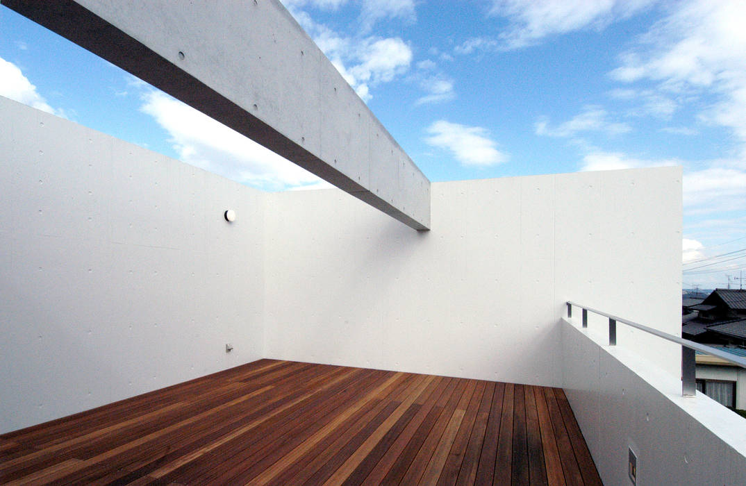 M邸, 長谷雄聖建築設計事務所 長谷雄聖建築設計事務所 Modern style balcony, porch & terrace