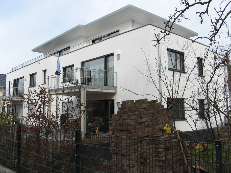 Neubau eines Mehrfamilienhauses mit Penthouse ohne Unterkellerung, STRICK Architekten + Ingenieure STRICK Architekten + Ingenieure Casas modernas