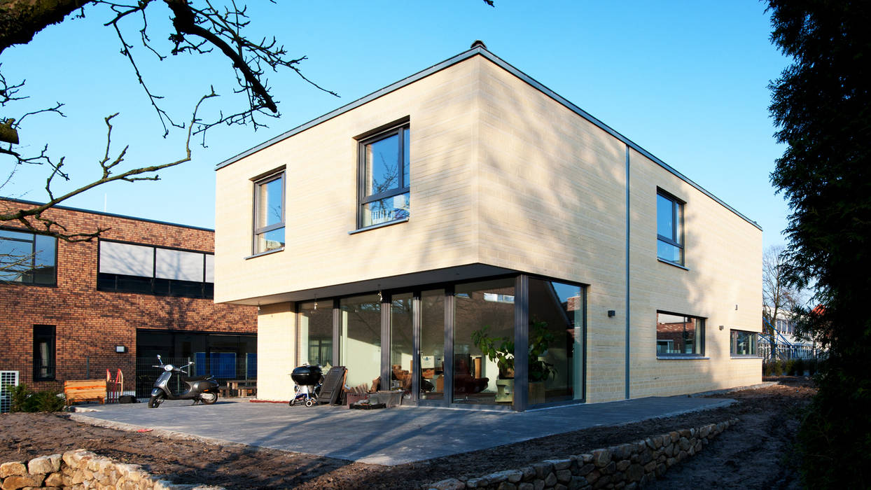 Außenansicht w+p architekten Moderne Häuser Himmel,Tageszeit,Eigentum,Fenster,Gebäude,Pflanze,Leuchte,Baum,Urban design,Materialeigenschaft