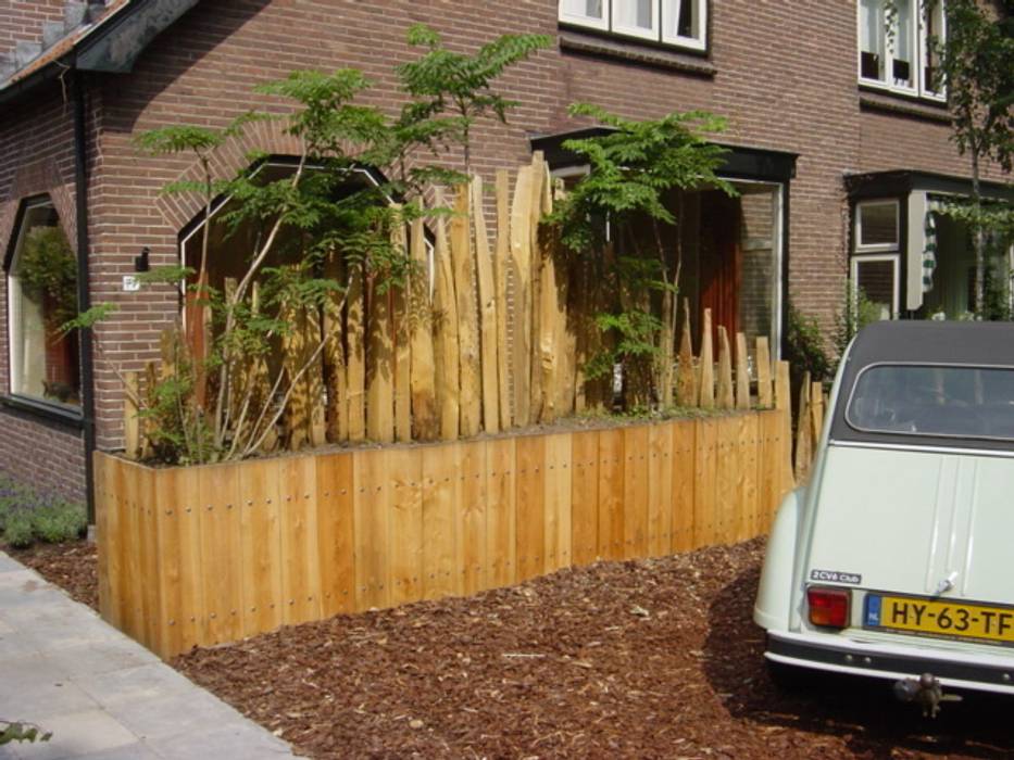 Voortuin met Douglashout Dutch Quality Gardens, Mocking Hoveniers Landelijke tuinen Plant,Voertuig,Raam,Auto,Het opbouwen van,kentekenplaat,Band,Hout,Huis,Schutting