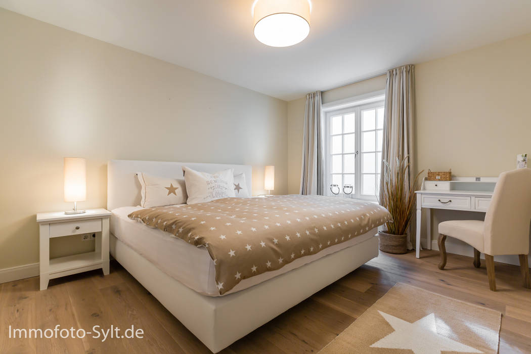 Reetdach Neubau, Immofoto-Sylt Immofoto-Sylt Country style bedroom