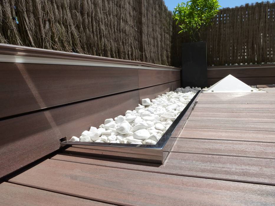 DETALLE DE BORDE EN ACERO INOX REMATANDO LA PIEDRA BLANCA. ERRASTI Balcones y terrazas de estilo moderno