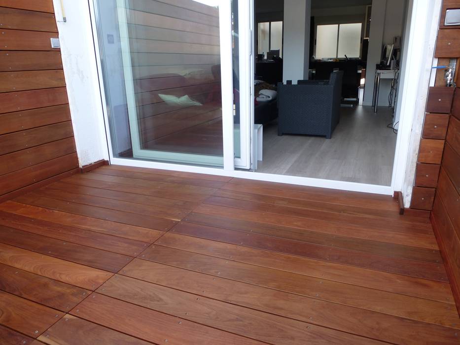 ZONA DE ENTRADA A LA VIVIENDA DESDE LA TERRAZA. ERRASTI Balcones y terrazas de estilo moderno