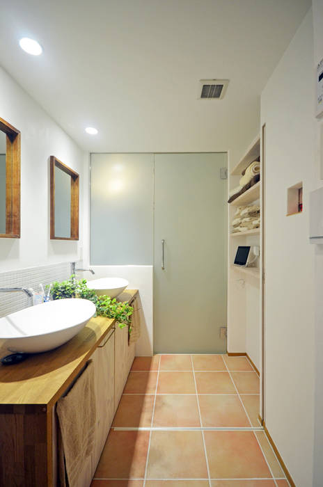 光が回る洗面所 大塚高史建築設計事務所 北欧スタイルの お風呂 バスルーム Homify