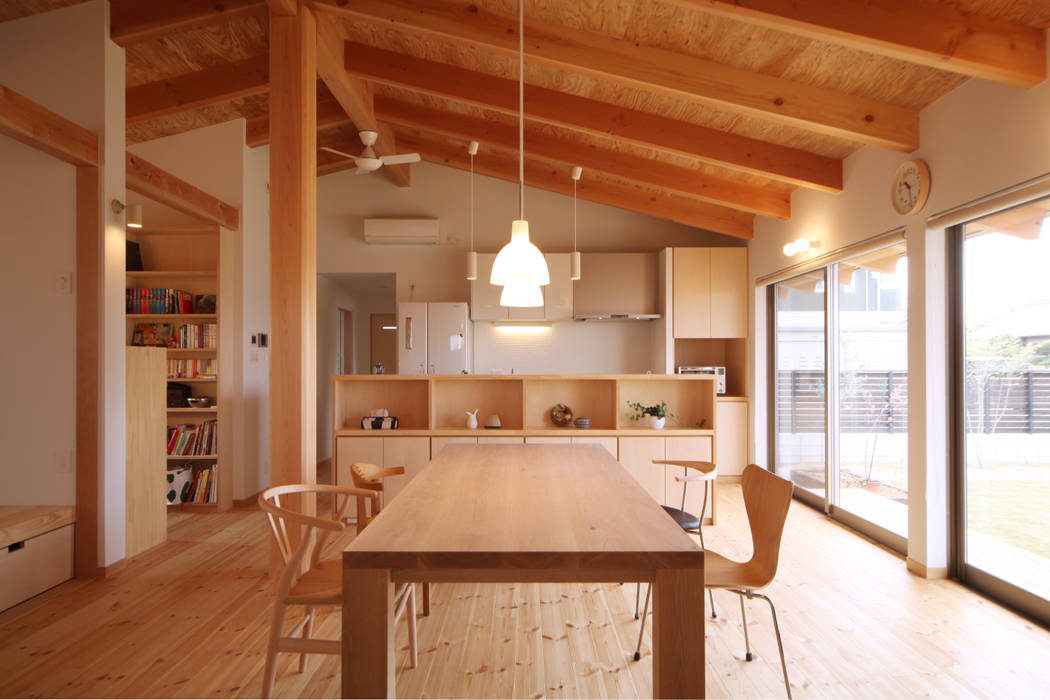 切り妻屋根の平屋の家, 青木昌則建築研究所 青木昌則建築研究所 Asian style dining room