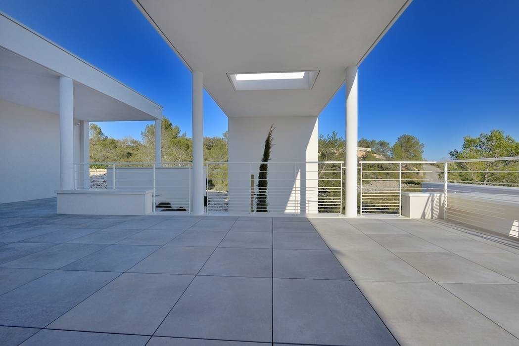 TERRASSE JOSE MARCOS ARCHITECTEUR Balcon, Veranda & Terrasse modernes Jour,Ciel,Design d&#39;intérieur,Ombre,Architecture,Design urbain,Arbre,Propriété matérielle,Façade,Matériau composite