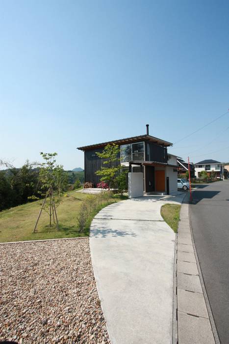 外観 設計島建築事務所 オリジナルな 家 空,植物,土地区画,アスファルト,路面,建物,住宅街,家,風景,農村地域