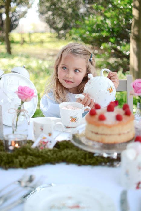 Alice in Wonderland Homewares collection by Sophie Allport Sophie Allport Classic style kitchen Cutlery, crockery & glassware