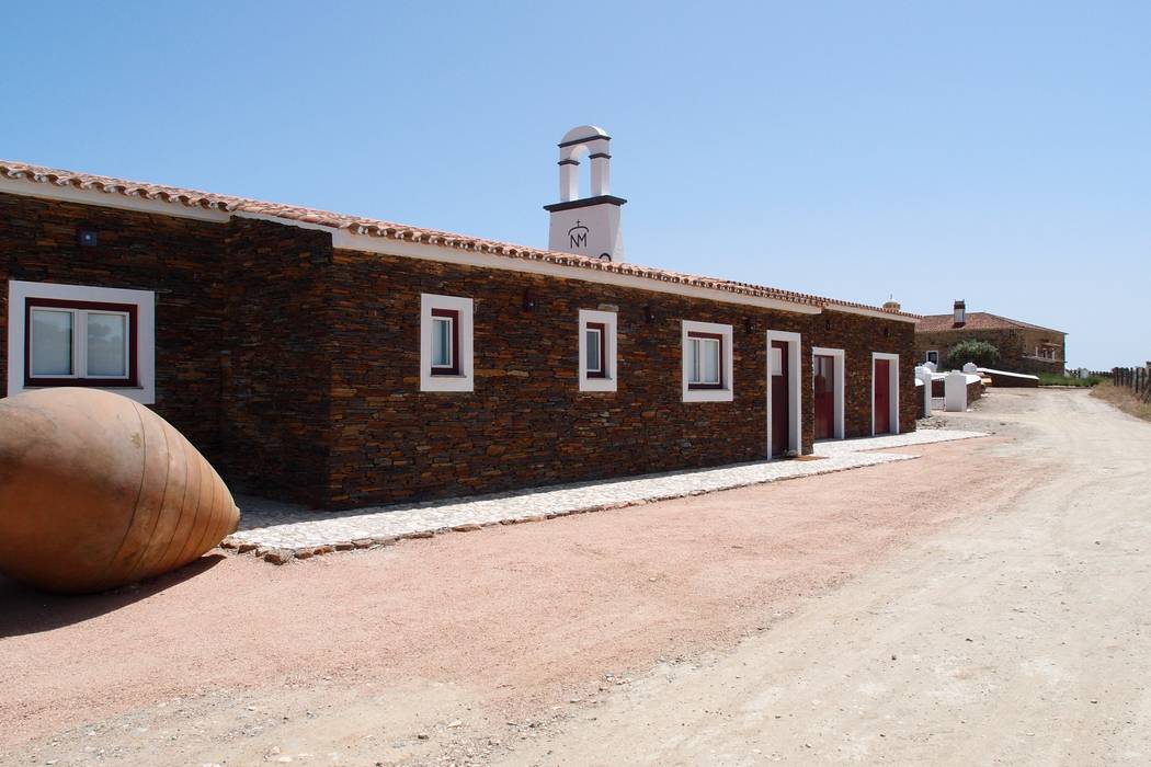 Casa tradicional no Alentejo no meio da natureza, José Baganha & Arquitectos Associados José Baganha & Arquitectos Associados Casas campestres Céu,Janela,Construção,Madeira,Superfície da estrada,Paisagem,lar,Porta,Tijolo,Tons e sombras