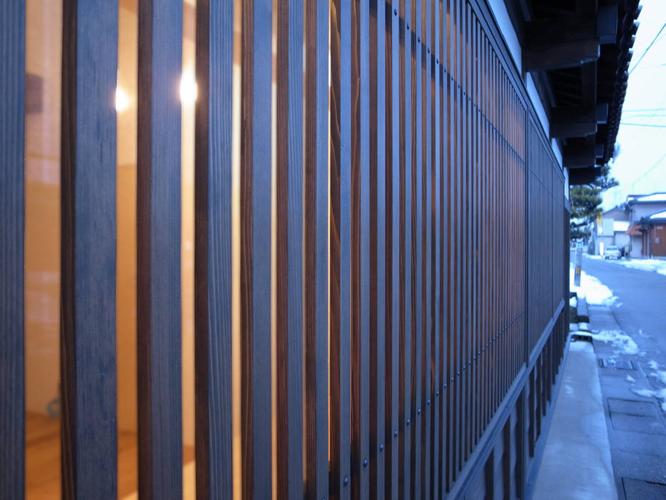 Wooden bars at the Window ワダスタジオ一級建築士事務所 / Wada studio アジア・和風の 窓&ドア