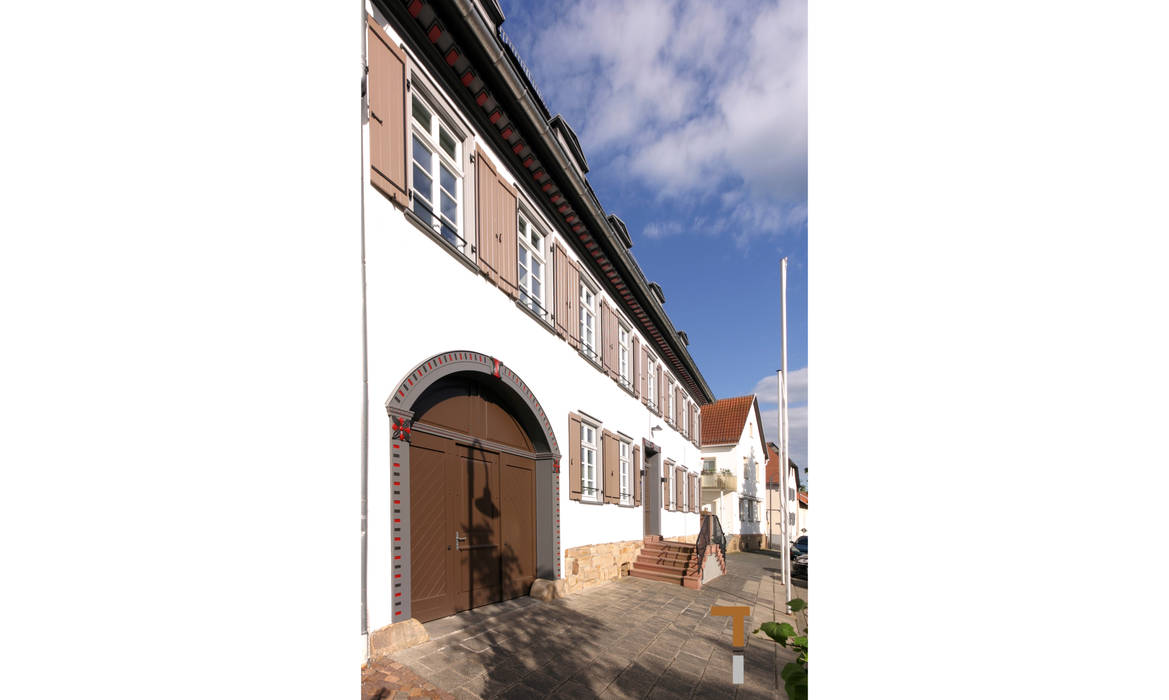 Straßenfassade mit neuem hoftor klassische häuser von ...