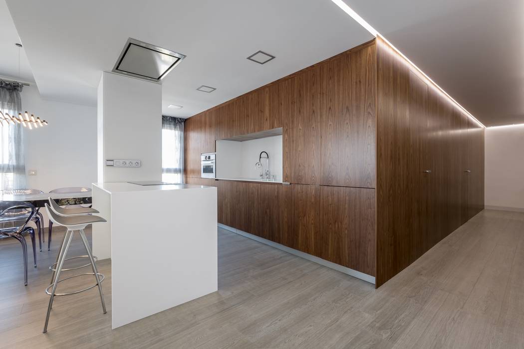 Vivienda de la Caja de Nogal, LLIBERÓS SALVADOR Arquitectos LLIBERÓS SALVADOR Arquitectos Kitchen