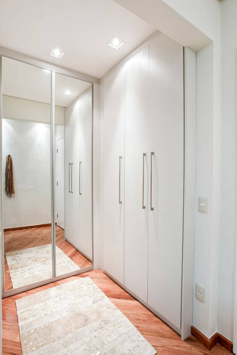 Apartamento Chácara Klabin (SP), Amanda Pinheiro Design de interiores Amanda Pinheiro Design de interiores ห้องนอน Wardrobes & closets