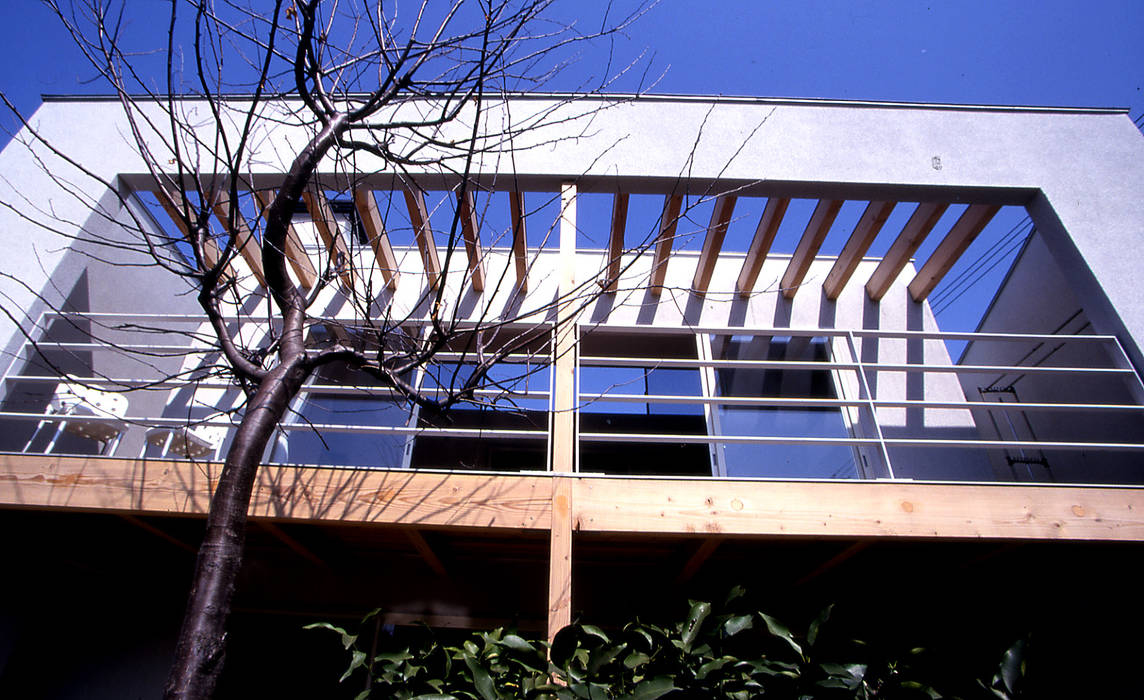 パーゴラのあるテラス 久保田章敬建築研究所 モダンデザインの テラス