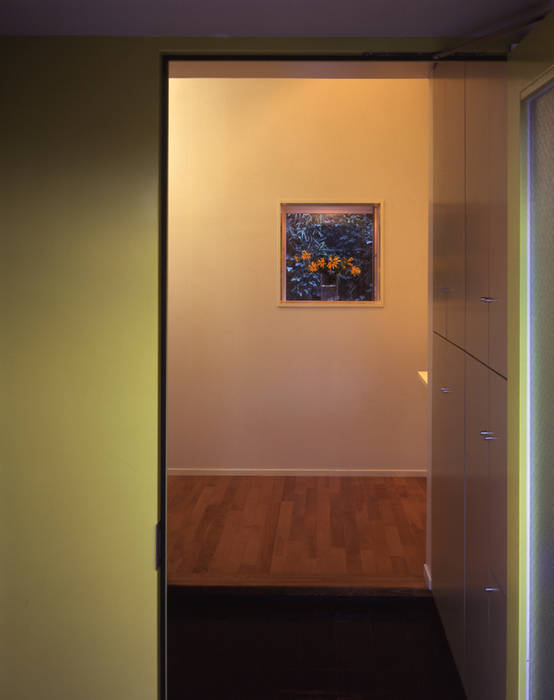 玄関から見た隣地の借景の花 久保田章敬建築研究所 Modern corridor, hallway & stairs