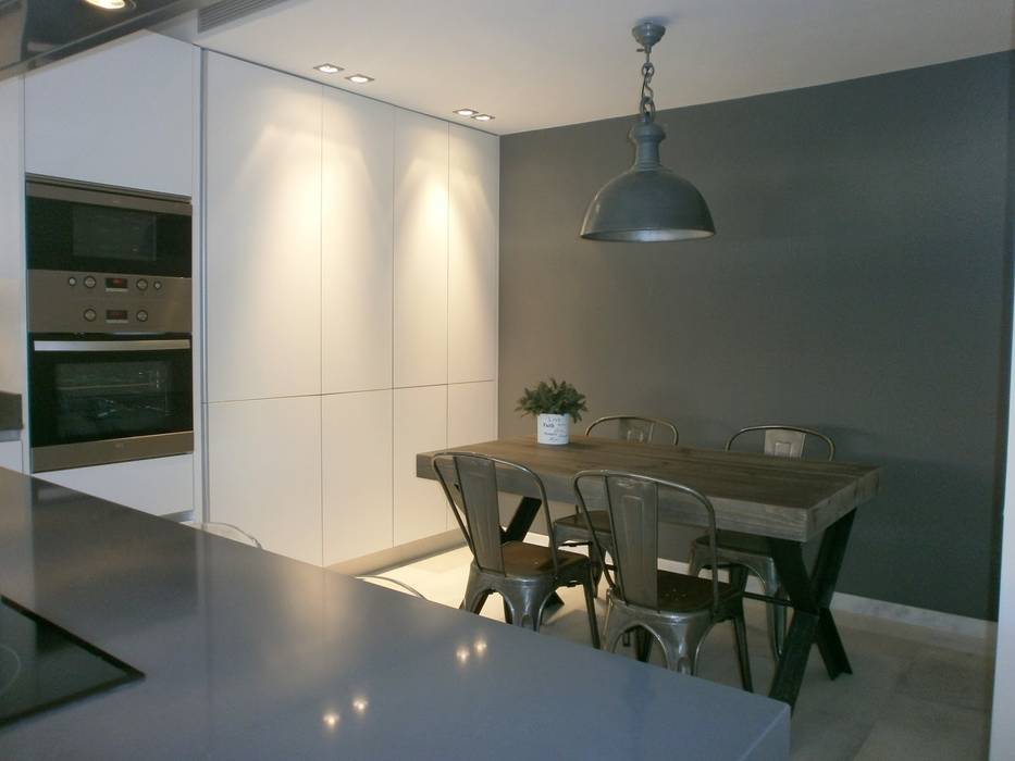 Cocina en acabado estratificado blanco mate con sistema gola Cocinasconestilo.net Cocinas de estilo minimalista Mesa,Muebles,Silla,Edificio,Diseño de interiores,gabinetes,Madera,Piso,Piso,Mesa de comedor y cocina