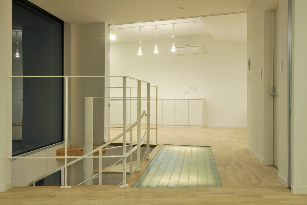 ファイバーグレーチングの「光る床」 ディアーキテクト設計事務所 モダンな 壁&床